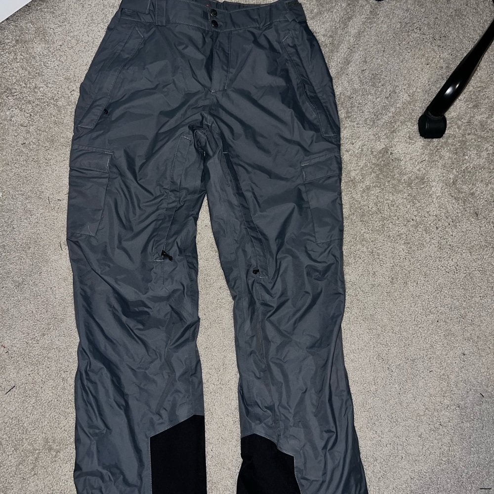 Columbia Omni-Tech insulated snow pants in gray with black scuff guards